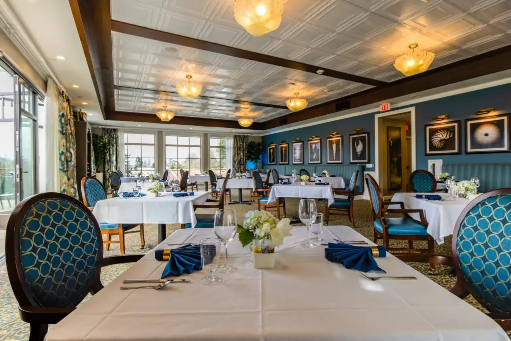 Restaurant-style dining room at Áegis Living West Seattle