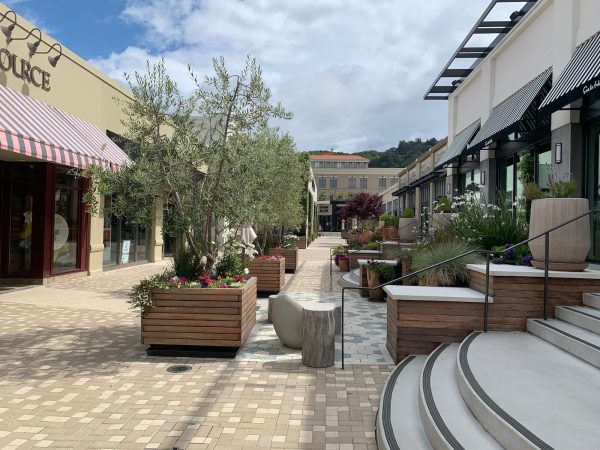 A courtyard area outside of Aegis Living