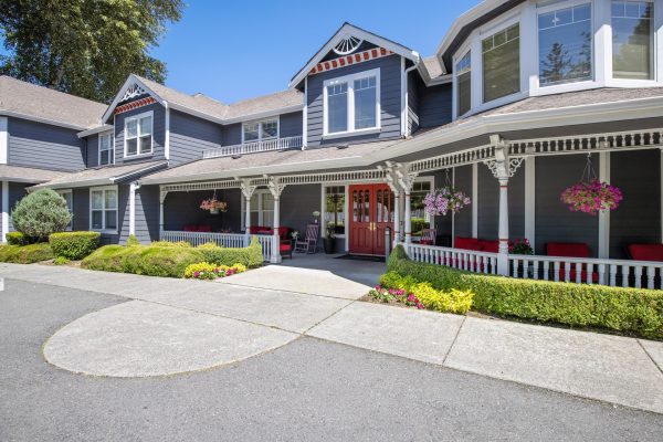 The main entrance at Aegis Living Kirkland